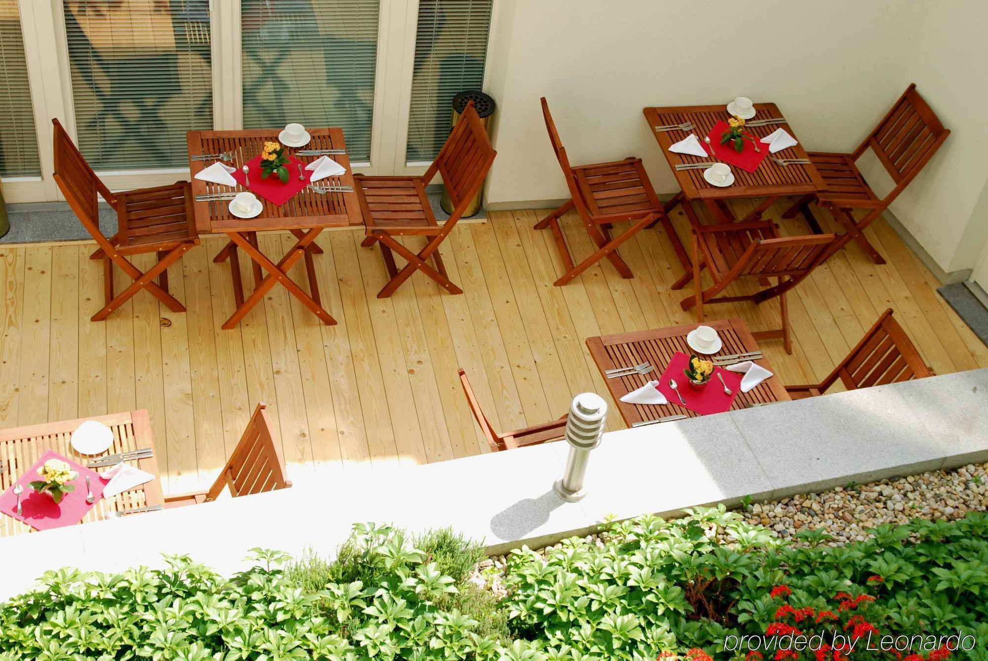 มาแมซอง โฮเทล ริเวอร์ไซด์ ปราก Hotel ร้านอาหาร รูปภาพ A patio