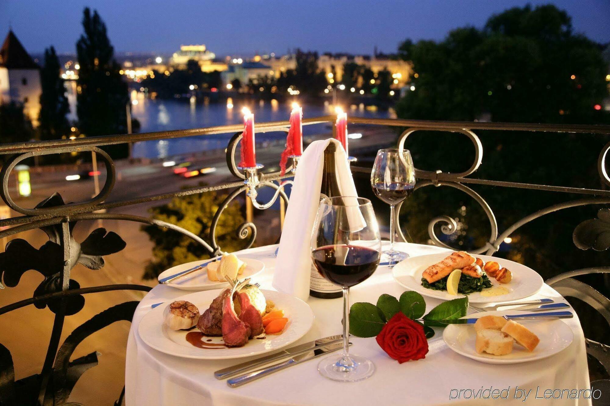 มาแมซอง โฮเทล ริเวอร์ไซด์ ปราก Hotel ร้านอาหาร รูปภาพ A restaurant in Prague